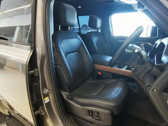 ディフェンダー １１０アーバナイト’２２　ディーゼルターボ　４ＷＤ　禁煙車　７人乗り　２２インチｓｔｙｌｅ５０９８　スライディングパノラミックルーフ（26枚目）