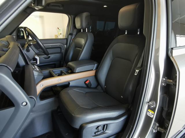 ディフェンダー １１０アーバナイト’２２　ディーゼルターボ　４ＷＤ　禁煙車　７人乗り　２２インチｓｔｙｌｅ５０９８　スライディングパノラミックルーフ（27枚目）