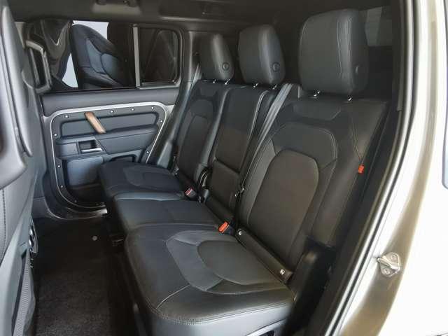 ディフェンダー １１０アーバナイト’２２　ディーゼルターボ　４ＷＤ　禁煙車　７人乗り　２２インチｓｔｙｌｅ５０９８　スライディングパノラミックルーフ（28枚目）