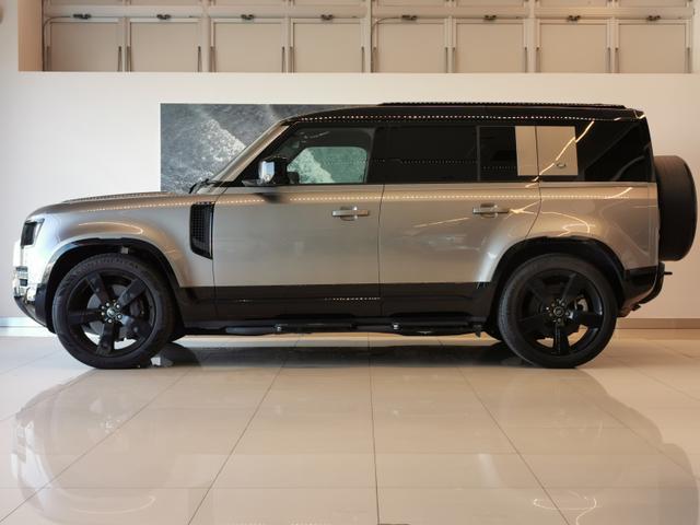 ディフェンダー １１０アーバナイト’２２　ディーゼルターボ　４ＷＤ　禁煙車　７人乗り　２２インチｓｔｙｌｅ５０９８　スライディングパノラミックルーフ（29枚目）