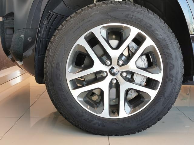 ディフェンダー １１０イースナーエディション　イースナーエディション　ディーゼルターボ　４ＷＤ　エクステンデッドブラックエクステリアパック　サテンプロテクティブフィルム　マトリクスＬＥＤヘッドライト　シグネチャーＤＲＬ付　エアサスペンションパック（3枚目）