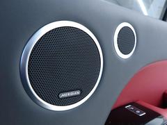 英国の老舗オーディオブランド「ＭＥＲＩＤＩＡＮ」のサラウンドサウンドシステムを搭載。高音から低音までクオリティの高い再現力で車内をコンサートホールにいるかのような臨場感へ。 4