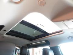 【スライディングパノラミックルーフ】後席まで広がるパノラミックルーフは遮るものがなく、開放的な車内空間を提供致します。 3