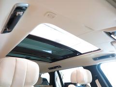 【スライディングパノラミックルーフ】後席まで広がるパノラミックルーフは遮るものがなく、開放的な車内空間を提供致します。 4