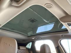 【パノラミックルーフ】後席まで広がるパノラミックルーフは遮るものがなく、開放的な車内空間を提供致します。 2