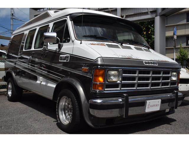 ダッジ・ラム ベースグレード　２５ＴＨ　ＳＩＬＶＥＲ　ＡＮＮＩＶＥＲＳＡＲＹ　ＶＡＮ　１９９０モデル　１ナンバー　並行　４人乗り　レトロフィット装着　５．２Ｌ　Ｖ８エンジン　オーバーライダー　ナビ・ＴＶ・ＥＴＣ・Ｂカメラ（3枚目）