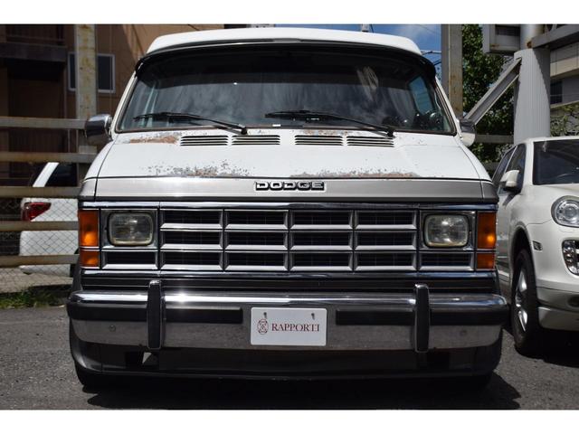 ダッジ・ラム ベースグレード　２５ＴＨ　ＳＩＬＶＥＲ　ＡＮＮＩＶＥＲＳＡＲＹ　ＶＡＮ　１９９０モデル　１ナンバー　並行　４人乗り　レトロフィット装着　５．２Ｌ　Ｖ８エンジン　オーバーライダー　ナビ・ＴＶ・ＥＴＣ・Ｂカメラ（4枚目）