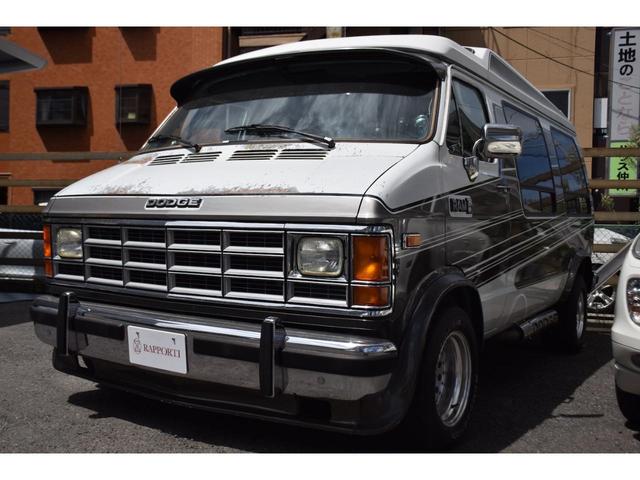 ダッジ・ラム ベースグレード　２５ＴＨ　ＳＩＬＶＥＲ　ＡＮＮＩＶＥＲＳＡＲＹ　ＶＡＮ　１９９０モデル　１ナンバー　並行　４人乗り　レトロフィット装着　５．２Ｌ　Ｖ８エンジン　オーバーライダー　ナビ・ＴＶ・ＥＴＣ・Ｂカメラ（5枚目）