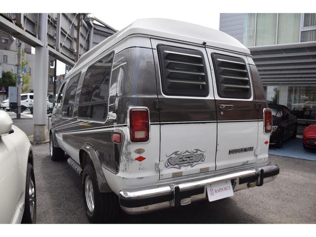 ダッジ・ラム ベースグレード　２５ＴＨ　ＳＩＬＶＥＲ　ＡＮＮＩＶＥＲＳＡＲＹ　ＶＡＮ　１９９０モデル　１ナンバー　並行　４人乗り　レトロフィット装着　５．２Ｌ　Ｖ８エンジン　オーバーライダー　ナビ・ＴＶ・ＥＴＣ・Ｂカメラ（8枚目）