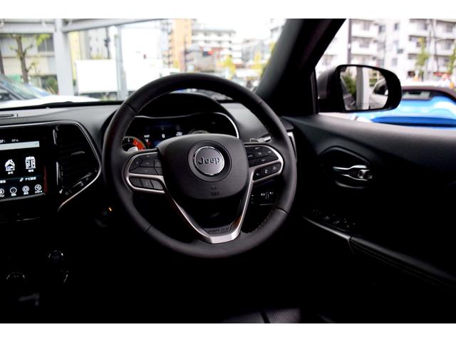 ジープ・チェロキー 80thアニバーサリーエディション 150台限定車 パノラミックサンルーフ ダークルーフレール 18インチアルミ フルセグTV Apple Car Play シートヒーター シートベンチレーション(11枚目)