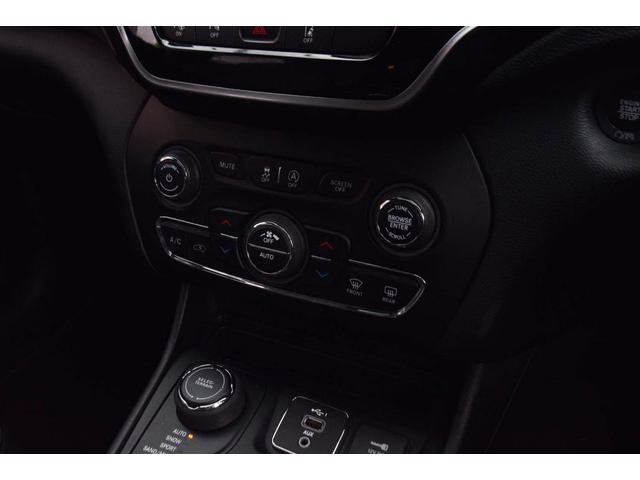 ジープ・チェロキー 80thアニバーサリーエディション 150台限定車 パノラミックサンルーフ ダークルーフレール 18インチアルミ フルセグTV Apple Car Play シートヒーター シートベンチレーション(21枚目)