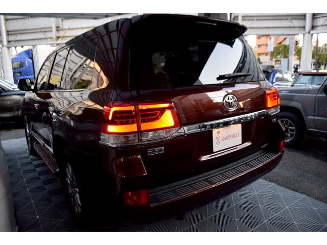 価格の安さには秘密があります。当社の車両は前オーナー様が乗っていた車を直接買取した車を主に販売しております。中間マージンをカットすることでこの価格を実現できました。