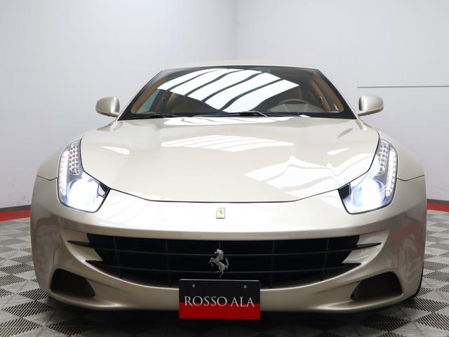 ＦＦ Ｆ１　ＤＣＴ　４ＷＤ　Ｖ１２　可変ブリリアントマフラー純正有　タンカラー革シート　パワーシート　ナビ　バックカメラ　パークセンサー　カーボンセラミックブレーキ　２０インチ鍛造ホイール　プロテクションフィルム（3枚目）