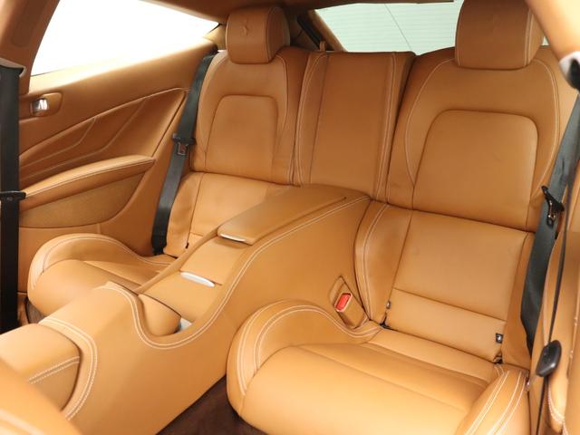 ＦＦ Ｆ１　ＤＣＴ　４ＷＤ　Ｖ１２　可変ブリリアントマフラー純正有　タンカラー革シート　パワーシート　ナビ　バックカメラ　パークセンサー　カーボンセラミックブレーキ　２０インチ鍛造ホイール　プロテクションフィルム（9枚目）