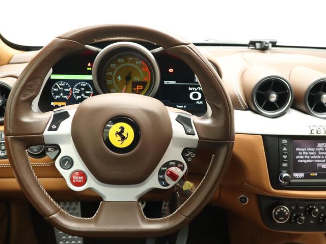 ＦＦ Ｆ１　ＤＣＴ　４ＷＤ　Ｖ１２　可変ブリリアントマフラー純正有　タンカラー革シート　パワーシート　ナビ　バックカメラ　パークセンサー　カーボンセラミックブレーキ　２０インチ鍛造ホイール　プロテクションフィルム（11枚目）