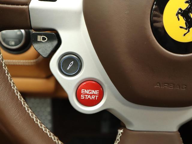 ＦＦ Ｆ１　ＤＣＴ　４ＷＤ　Ｖ１２　可変ブリリアントマフラー純正有　タンカラー革シート　パワーシート　ナビ　バックカメラ　パークセンサー　カーボンセラミックブレーキ　２０インチ鍛造ホイール　プロテクションフィルム（12枚目）