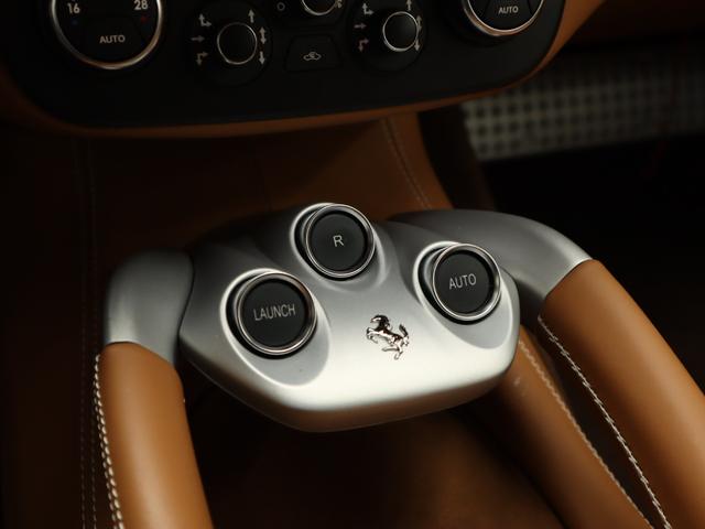 ＦＦ Ｆ１　ＤＣＴ　４ＷＤ　Ｖ１２　可変ブリリアントマフラー純正有　タンカラー革シート　パワーシート　ナビ　バックカメラ　パークセンサー　カーボンセラミックブレーキ　２０インチ鍛造ホイール　プロテクションフィルム（18枚目）