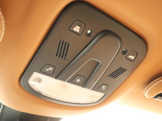 ＦＦ Ｆ１　ＤＣＴ　４ＷＤ　Ｖ１２　可変ブリリアントマフラー純正有　タンカラー革シート　パワーシート　ナビ　バックカメラ　パークセンサー　カーボンセラミックブレーキ　２０インチ鍛造ホイール　プロテクションフィルム（22枚目）