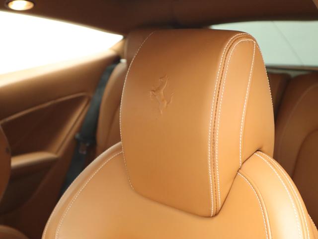 ＦＦ Ｆ１　ＤＣＴ　４ＷＤ　Ｖ１２　可変ブリリアントマフラー純正有　タンカラー革シート　パワーシート　ナビ　バックカメラ　パークセンサー　カーボンセラミックブレーキ　２０インチ鍛造ホイール　プロテクションフィルム（30枚目）