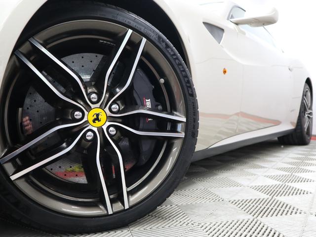 ＦＦ Ｆ１　ＤＣＴ　４ＷＤ　Ｖ１２　可変ブリリアントマフラー純正有　タンカラー革シート　パワーシート　ナビ　バックカメラ　パークセンサー　カーボンセラミックブレーキ　２０インチ鍛造ホイール　プロテクションフィルム（44枚目）