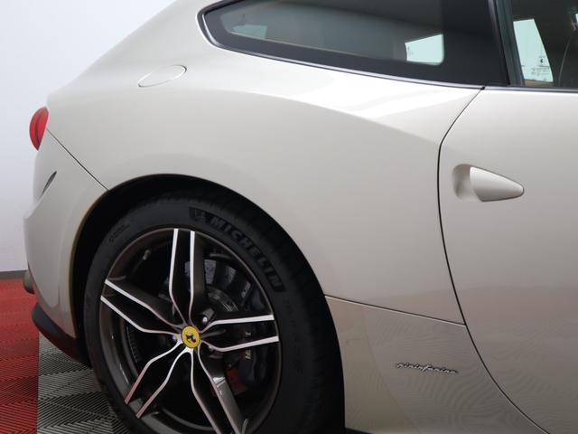 ＦＦ Ｆ１　ＤＣＴ　４ＷＤ　Ｖ１２　可変ブリリアントマフラー純正有　タンカラー革シート　パワーシート　ナビ　バックカメラ　パークセンサー　カーボンセラミックブレーキ　２０インチ鍛造ホイール　プロテクションフィルム（57枚目）