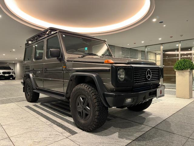 Ｇクラス ３００ＧＥ　車検Ｒ７年１１月／３００ＧＥ／クリアガラス／ホイールブラックアウト／オフロードタイヤ／ダークオリーブメタリック／ルーフキャリア／ファブリック内装／ドラレコ一体型ルームミラー／ＥＴＣ／バックカメラ／（2枚目）
