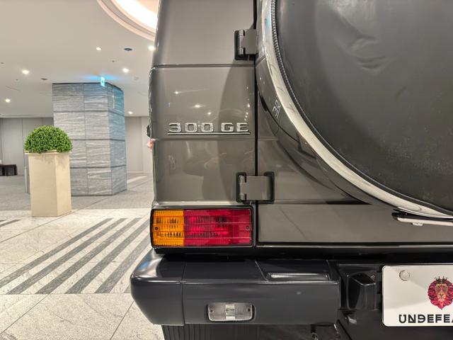 Ｇクラス ３００ＧＥ　車検Ｒ７年１１月／３００ＧＥ／クリアガラス／ホイールブラックアウト／オフロードタイヤ／ダークオリーブメタリック／ルーフキャリア／ファブリック内装／ドラレコ一体型ルームミラー／ＥＴＣ／バックカメラ／（8枚目）