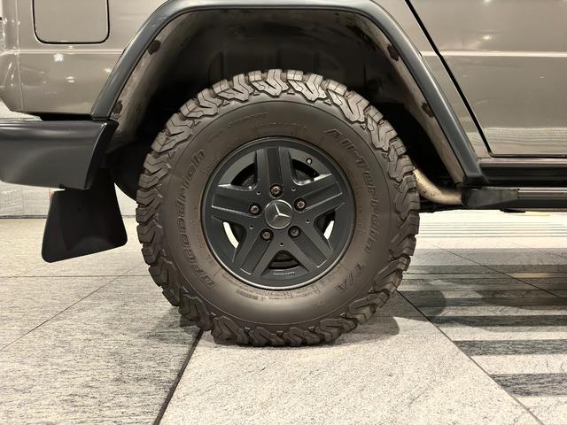 Ｇクラス ３００ＧＥ　車検Ｒ７年１１月／３００ＧＥ／クリアガラス／ホイールブラックアウト／オフロードタイヤ／ダークオリーブメタリック／ルーフキャリア／ファブリック内装／ドラレコ一体型ルームミラー／ＥＴＣ／バックカメラ／（28枚目）