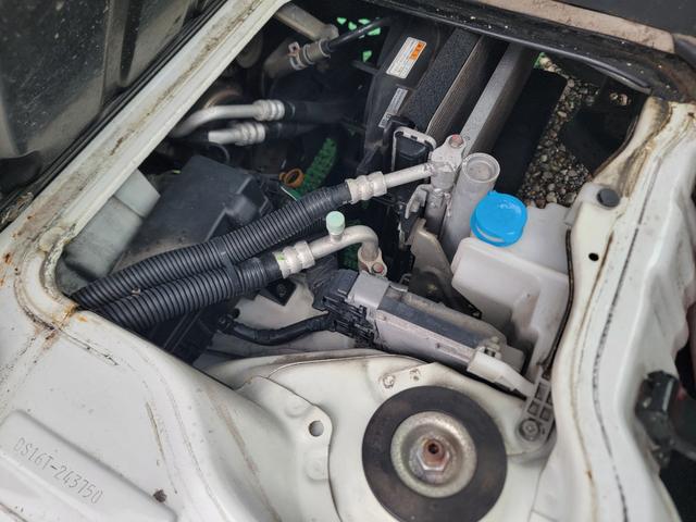 運転席下、エンジン部分