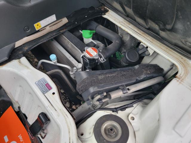 助手席下、エンジン部分