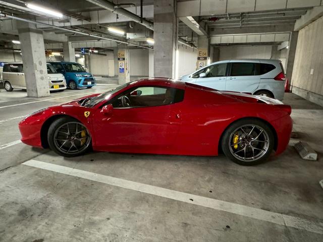 ４５８スパイダー ベースグレード　カーボンＬＥＤステアリング　フロントリフター　バックカメラ　ＢＢＳアルミホイール　パワーシート　イエローレブカウンター（8枚目）