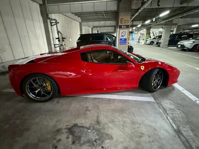４５８スパイダー ベースグレード　カーボンＬＥＤステアリング　フロントリフター　バックカメラ　ＢＢＳアルミホイール　パワーシート　イエローレブカウンター（12枚目）