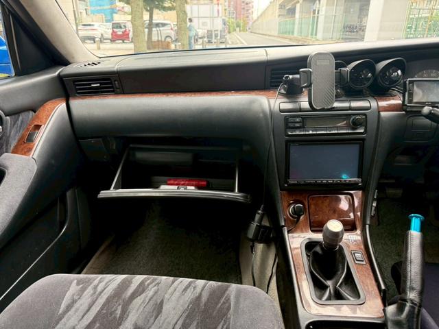 ローレル クラブＳ　メダリスト仕様　ＲＢ２５ＤＥＴ載せ替え　５速公認　フルエアロ　オールペン　エアクリ　社外タービン　車高調　社外マフラー　ＥＴＣ　３連追加メーター　ブースト計　レーダー探知機（31枚目）