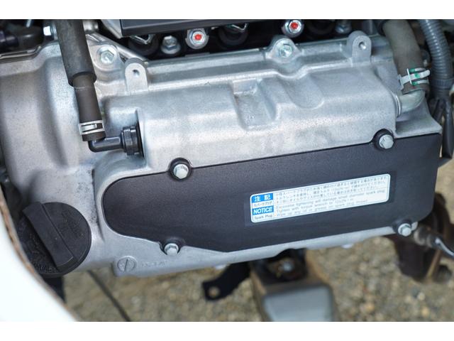 タイミングチェーン方式です。クランクシャフトとカムシャフトの同調を金属製のチェーンでつないでいるので、ゴム製のタイミングベルトと違って劣化による断裂の心配が無く、一般的に交換の必要性はありません。