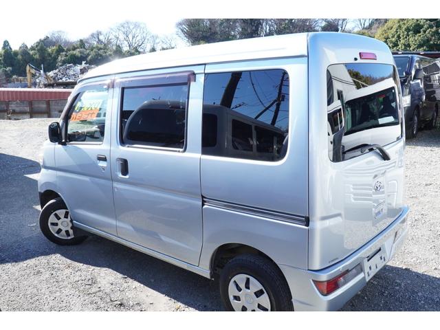 �����ԁi���p�o���ƃg���b�N�E�g�����X�|�[�^�[�A�����ĉc�Ǝԁj�̐��X�ł��I���ДF�ؐ����H��ɂč��Ǝ��i�����m���L�`���Ɛ������Ă��[�Ԃ����Ē����܂��B