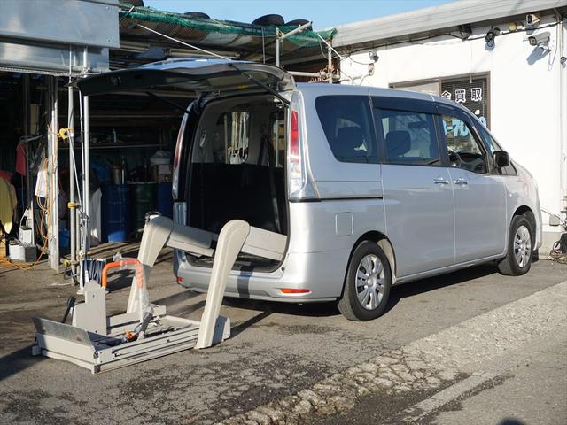 セレナ 　福祉車両チェアキャブスィングリフトアーム　車いす仕様　乗車定員６名　車両非課税　ロング１年保証　取説保証書　キーレス　スペアキー　禁煙車　クールーズコントロール　エコモード　両側オートクロージャー（8枚目）