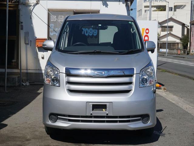 ノア 　福祉車両車いす２脚Ｇセレクション車いす仕様スロープタイプ１　電動ウィンチ　バックカメラ　ドラレコ　取説保証書　点検記録簿１０枚ウインチリモコン２個　キーレス左側パワースライドドア　７人乗り（2枚目）