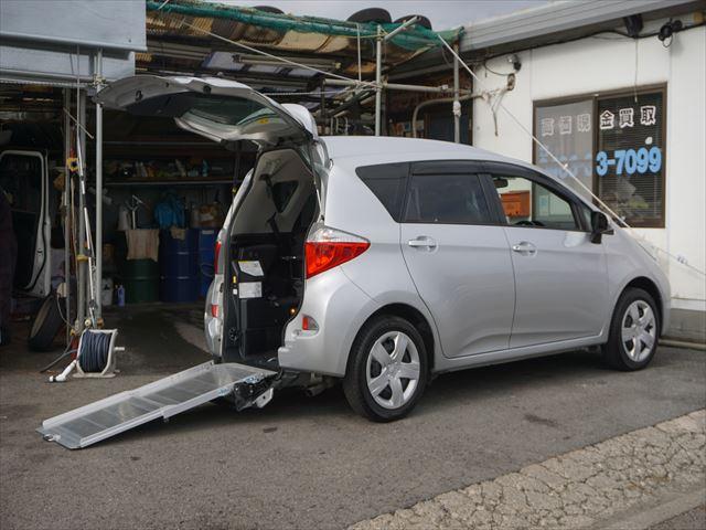 　福祉車両Ｘ車いすタイプ１助手席側リヤシート付スロープ　後退防止ベルト　電動固定装置　車高調整機能付　キーレス　ウィンカーミーラー　バイザー(8枚目)