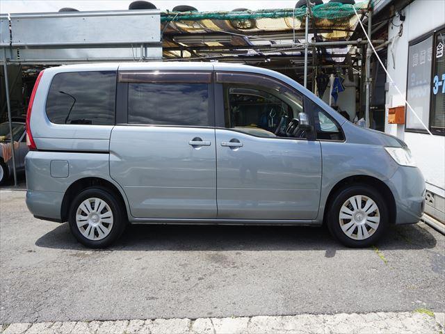 セレナ 　福祉車両チェアキャブ電動スロープ　車いす１名２列目右側　電動ウィンチ　ウィンチ用リモコン　ストラーダナビフルセグバックカメラ　キーレス　禁煙車　７名　ＥＴＣ　車高調整付　リヤエアコン　後部席モニター（4枚目）