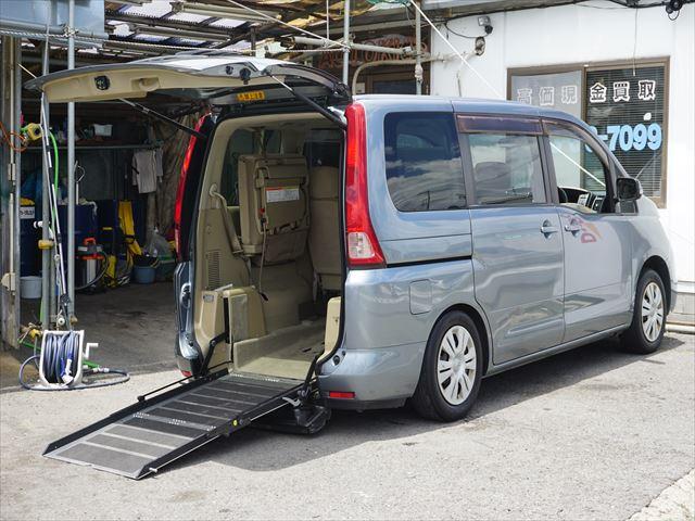 セレナ 　福祉車両チェアキャブ電動スロープ　車いす１名２列目右側　電動ウィンチ　ウィンチ用リモコン　ストラーダナビフルセグバックカメラ　キーレス　禁煙車　７名　ＥＴＣ　車高調整付　リヤエアコン　後部席モニター（8枚目）
