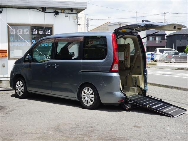 セレナ 　福祉車両チェアキャブ電動スロープ　車いす１名２列目右側　電動ウィンチ　ウィンチ用リモコン　ストラーダナビフルセグバックカメラ　キーレス　禁煙車　７名　ＥＴＣ　車高調整付　リヤエアコン　後部席モニター（9枚目）