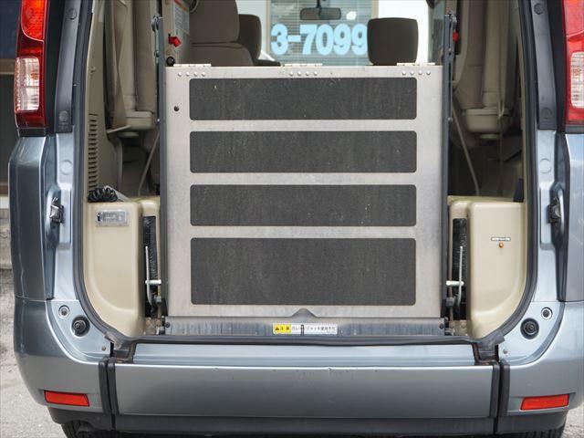セレナ 　福祉車両チェアキャブ電動スロープ　車いす１名２列目右側　電動ウィンチ　ウィンチ用リモコン　ストラーダナビフルセグバックカメラ　キーレス　禁煙車　７名　ＥＴＣ　車高調整付　リヤエアコン　後部席モニター（18枚目）