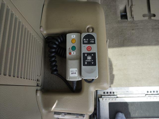 セレナ 　福祉車両チェアキャブ電動スロープ　車いす１名２列目右側　電動ウィンチ　ウィンチ用リモコン　ストラーダナビフルセグバックカメラ　キーレス　禁煙車　７名　ＥＴＣ　車高調整付　リヤエアコン　後部席モニター（27枚目）