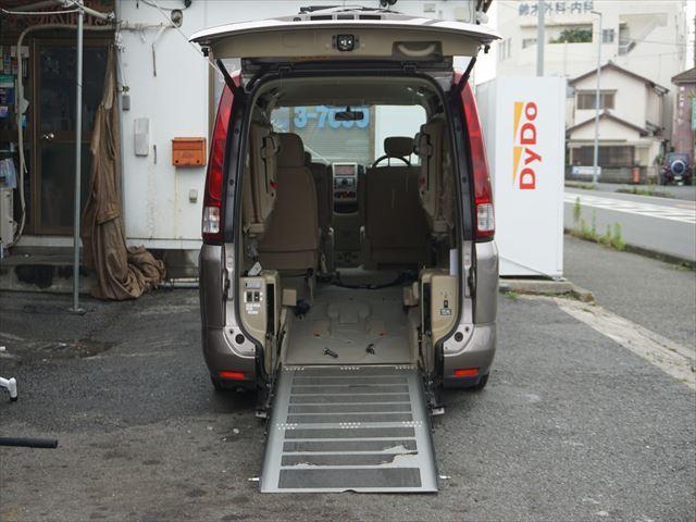 セレナ 　福祉車両チェアキャブ電動リモコン付きスロープ　車いす２基　２列目電動ウィンチ　３列目後退防止ベルト電動固定装置　インテリジェントキー２個　禁煙車　取説保証書２４か月点検記録簿８枚１２か月点検記録簿２枚（3枚目）