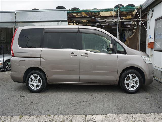 セレナ 　福祉車両チェアキャブ電動リモコン付きスロープ　車いす２基　２列目電動ウィンチ　３列目後退防止ベルト電動固定装置　インテリジェントキー２個　禁煙車　取説保証書２４か月点検記録簿８枚１２か月点検記録簿２枚（4枚目）