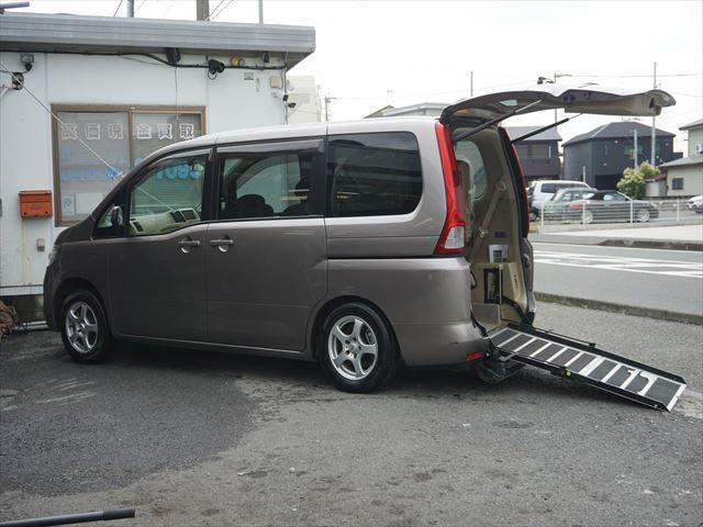 セレナ 　福祉車両チェアキャブ電動リモコン付きスロープ　車いす２基　２列目電動ウィンチ　３列目後退防止ベルト電動固定装置　インテリジェントキー２個　禁煙車　取説保証書２４か月点検記録簿８枚１２か月点検記録簿２枚（9枚目）