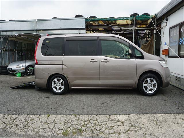 セレナ 　福祉車両チェアキャブ電動リモコン付きスロープ　車いす２基　２列目電動ウィンチ　３列目後退防止ベルト電動固定装置　インテリジェントキー２個　禁煙車　取説保証書２４か月点検記録簿８枚１２か月点検記録簿２枚（25枚目）
