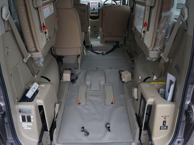 セレナ 　福祉車両チェアキャブ電動リモコン付きスロープ　車いす２基　２列目電動ウィンチ　３列目後退防止ベルト電動固定装置　インテリジェントキー２個　禁煙車　取説保証書２４か月点検記録簿８枚１２か月点検記録簿２枚（27枚目）