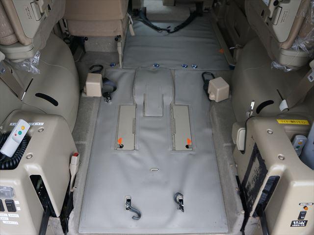 セレナ 　福祉車両チェアキャブ電動リモコン付きスロープ　車いす２基　２列目電動ウィンチ　３列目後退防止ベルト電動固定装置　インテリジェントキー２個　禁煙車　取説保証書２４か月点検記録簿８枚１２か月点検記録簿２枚（31枚目）