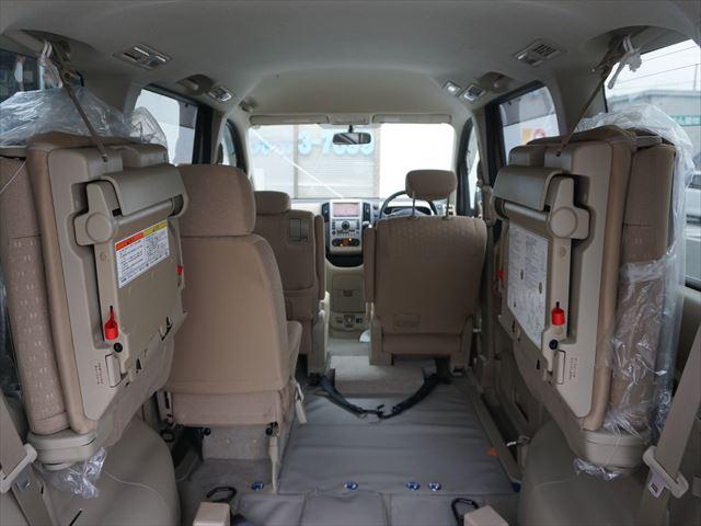 セレナ 　福祉車両チェアキャブ電動リモコン付きスロープ　車いす２基　２列目電動ウィンチ　３列目後退防止ベルト電動固定装置　インテリジェントキー２個　禁煙車　取説保証書２４か月点検記録簿８枚１２か月点検記録簿２枚（32枚目）